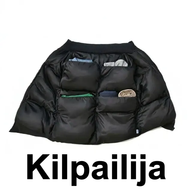 Toppatakin sisäpuoli, jonka neliönmuotoiset taskut ovat täynnä vaatteita