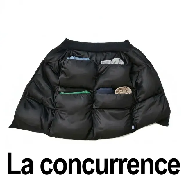 L'intérieur d'une veste matelassée avec des poches carrées remplies de vêtements