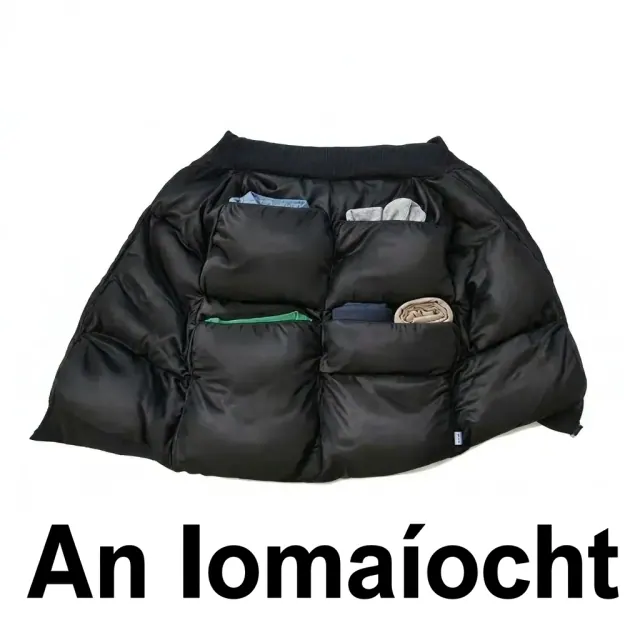 Taobh istigh de sheaicéad stuáilte le pócaí cearnacha lán d'éadaí