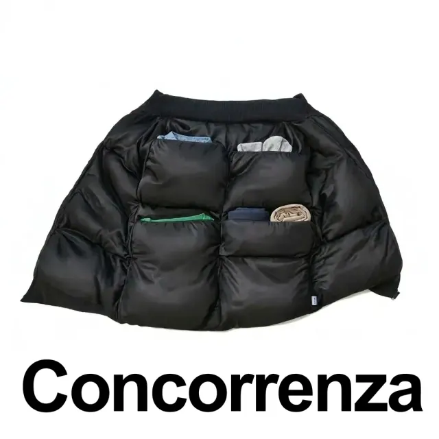L'interno di una giacca imbottita con tasche quadrate piene di vestiti