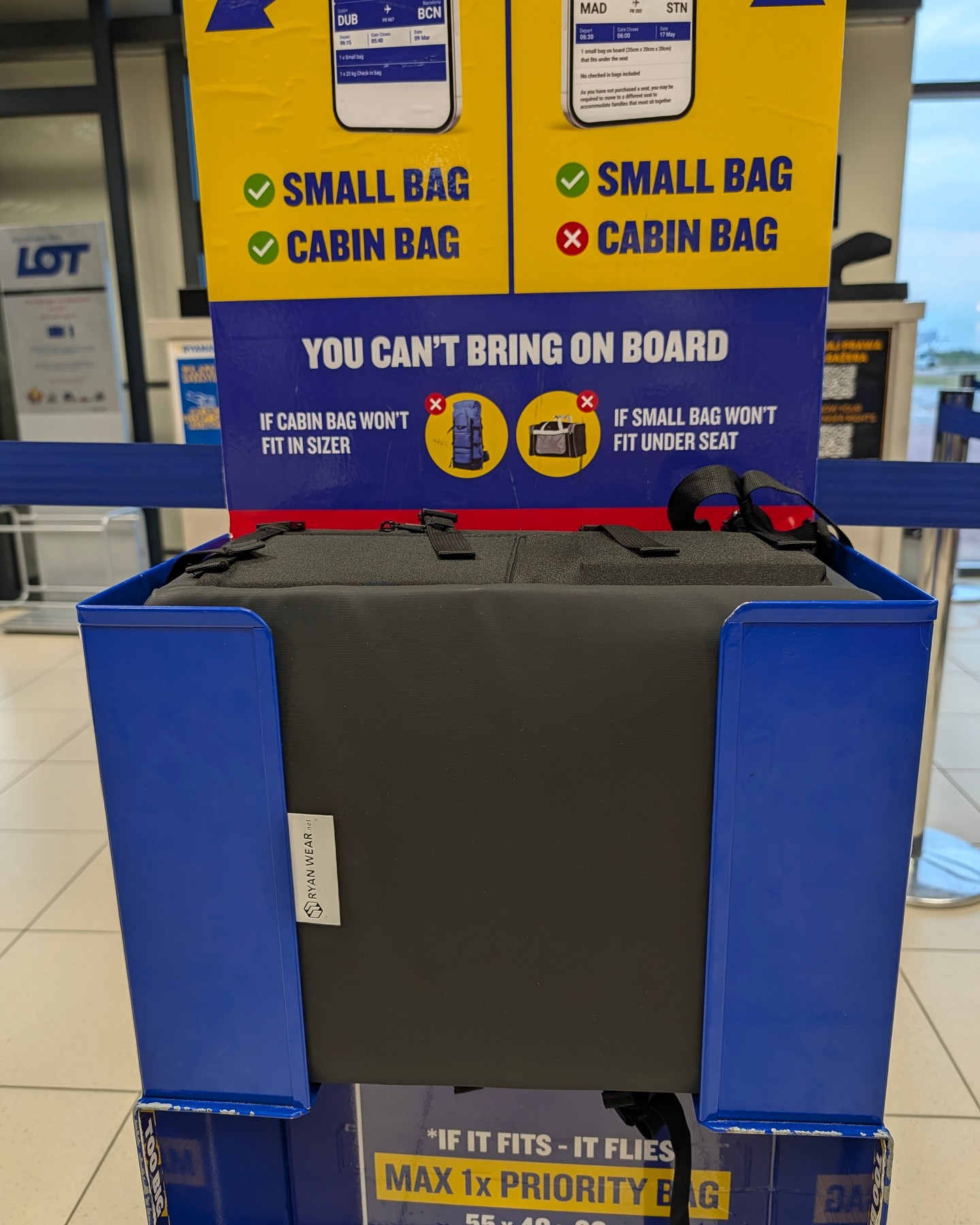 The moment of truth at the gate: does it fit? 🤨 Spoiler — our bag slid into the 40×30×20 sizer like it was made for it.
