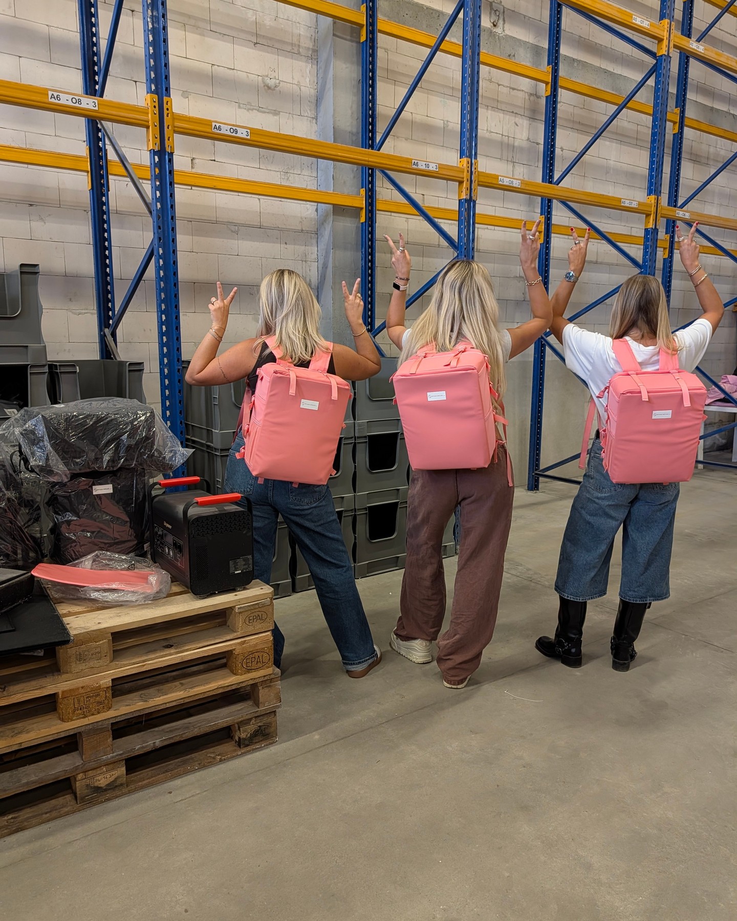peace, love & paying zero luggage fees ✌️💗

The crew, the warehouse, and three pink Compression Backpacks ready to outs