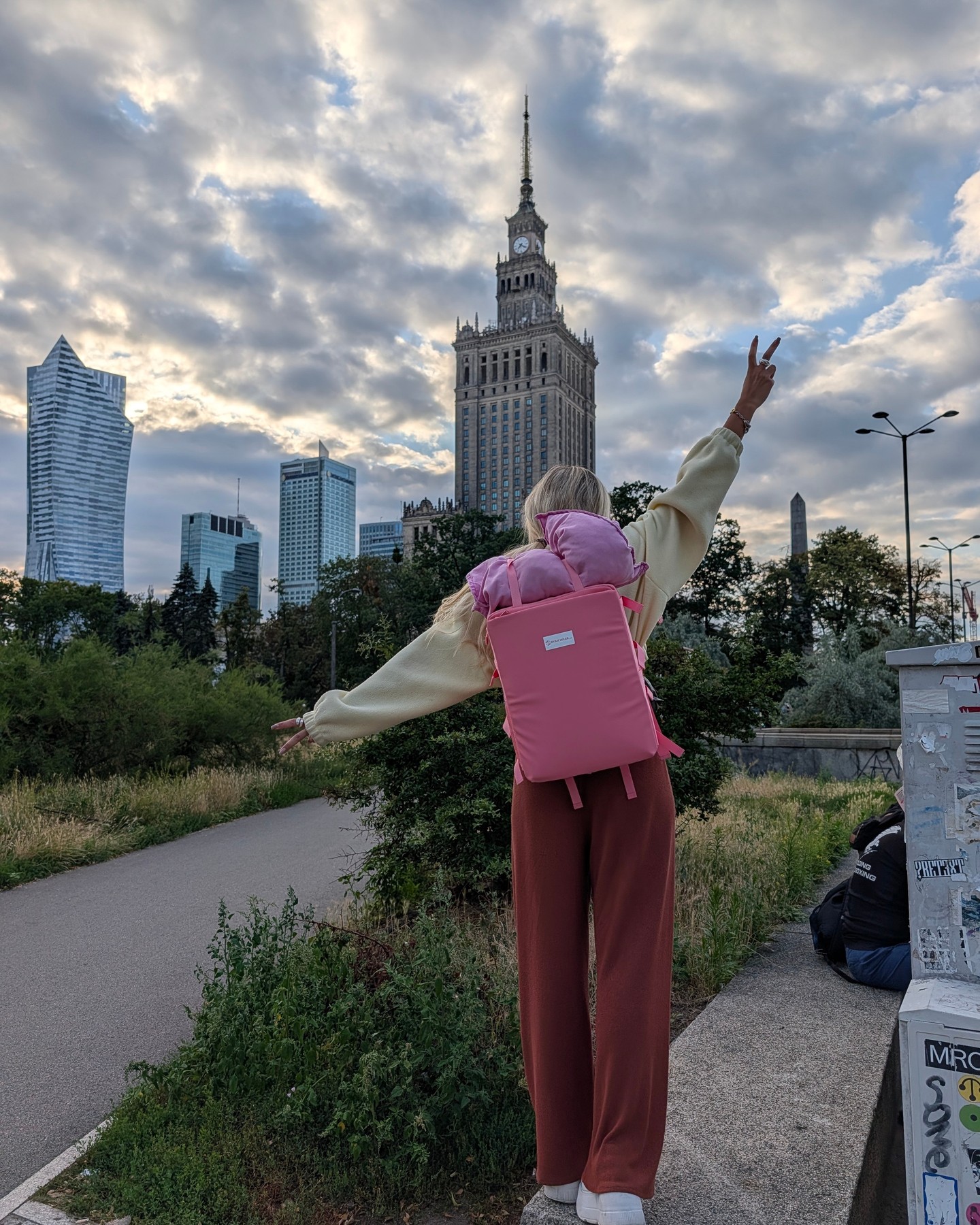 Peace out, baggage fees ✌️

Pink backpack, matching pillow, and the whole Warsaw skyline watching me travel light. The P