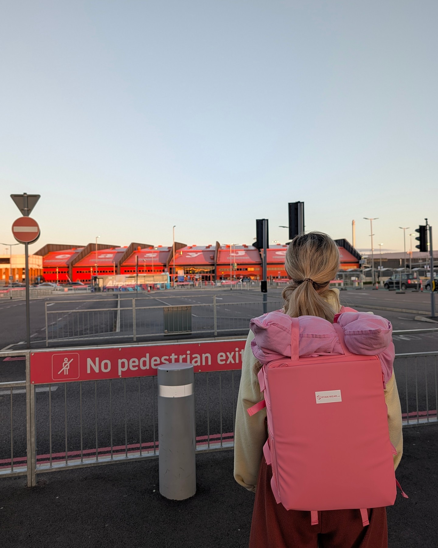 Dawn at the airport, zero panic at the check-in desk 🌅

Her whole trip is on her back — pink Compression Backpack loade